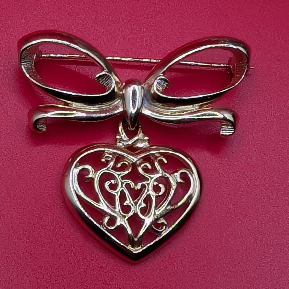 Vintage Elegant Gold Tone Heart Bow Brooch EUC